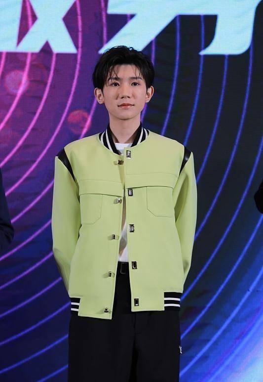 颜色 王源是真的长大了，就算穿幼稚酷炫的服装，生图也显得挺成熟