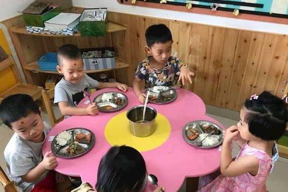 进行|幼儿园菜谱“番茄鸡蛋面”，孩子却说没鸡蛋，老师：面条含蛋