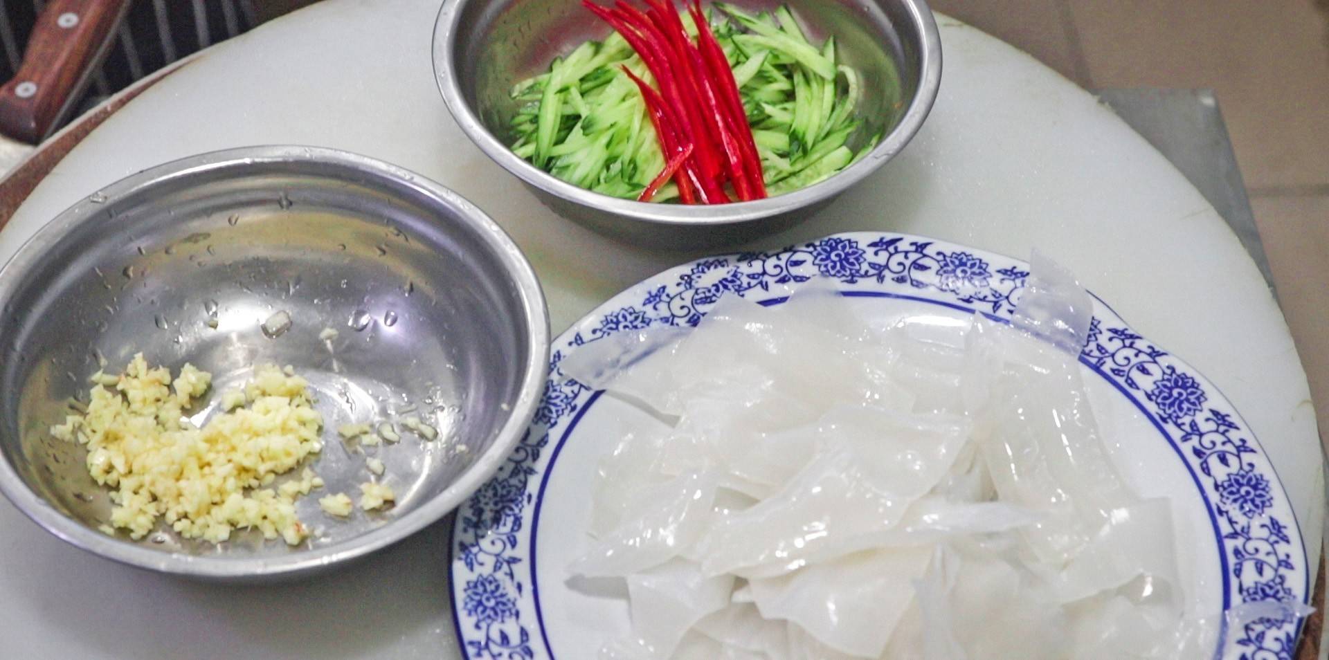 推荐这道东北大拉皮 简单易学 好吃不腻 全家人都喜欢吃哟 红椒