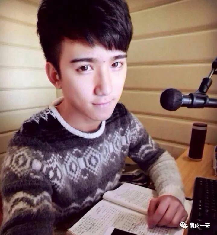 身材|94年翘臀男教练走红网络，网友直呼我可以