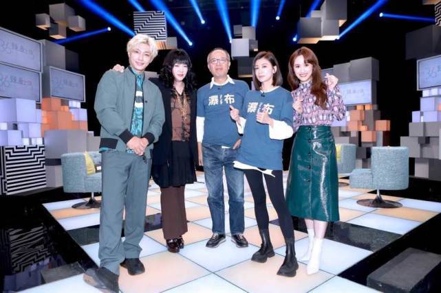 颜色贾静雯录节目后台合影，穿T恤不修图成五五身材，身高矮的真实！