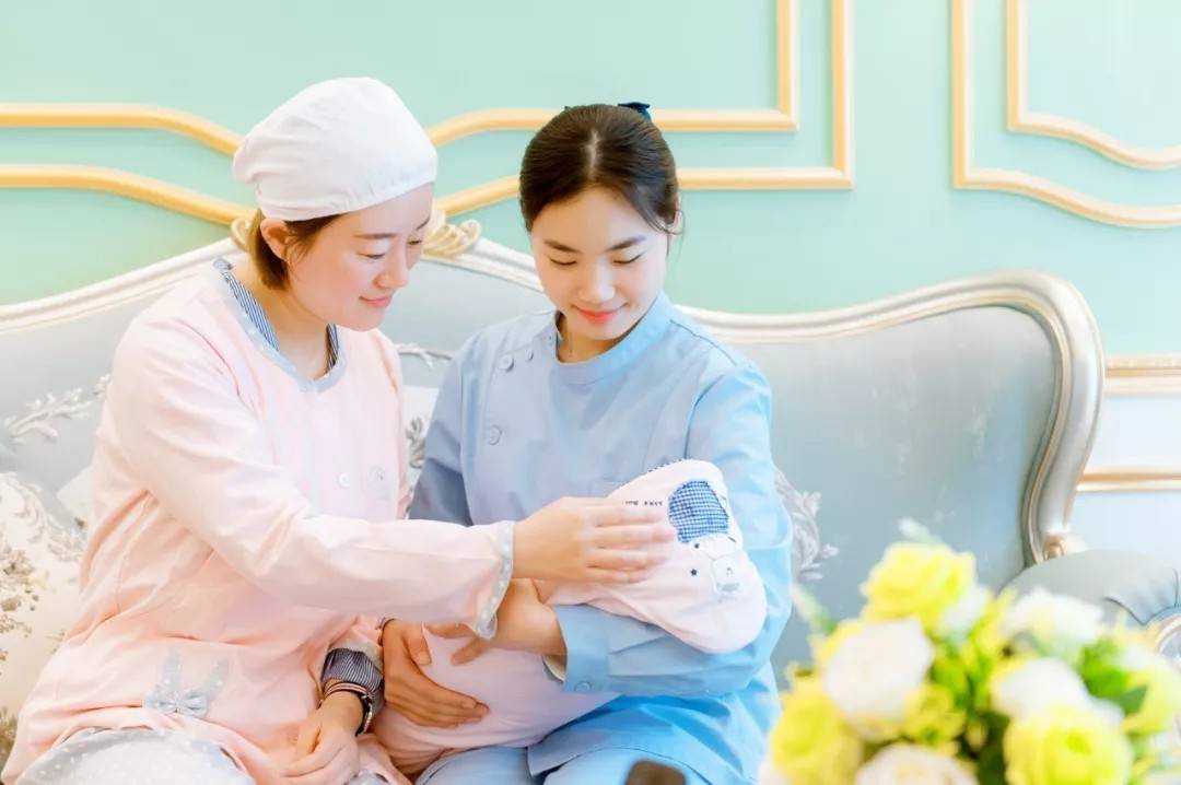 原创"新型坐月子"风靡妈妈圈,产妇舒适婆婆不受罪,老公不为难