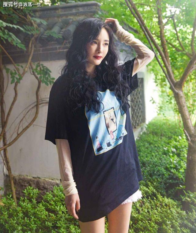 杨幂 杨幂33岁生日喜提祝福，光脚丫秀俏皮穿搭，T恤叠穿腿精名副其实