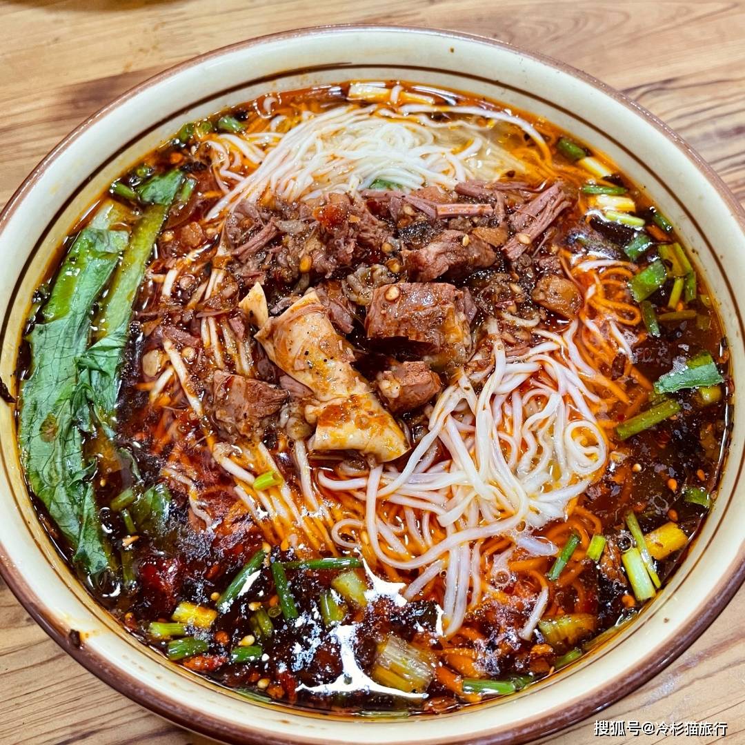 和兰州牛肉面不同,内江面里的牛肉不止浇头那么简单.