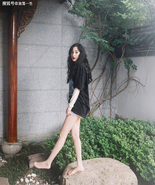 杨幂 杨幂33岁生日喜提祝福，光脚丫秀俏皮穿搭，T恤叠穿腿精名副其实