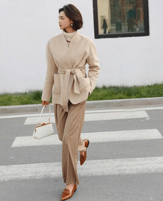 显得 短外套+长裤子才是秋冬最佳CP，小个子女生照着穿，显高又显瘦