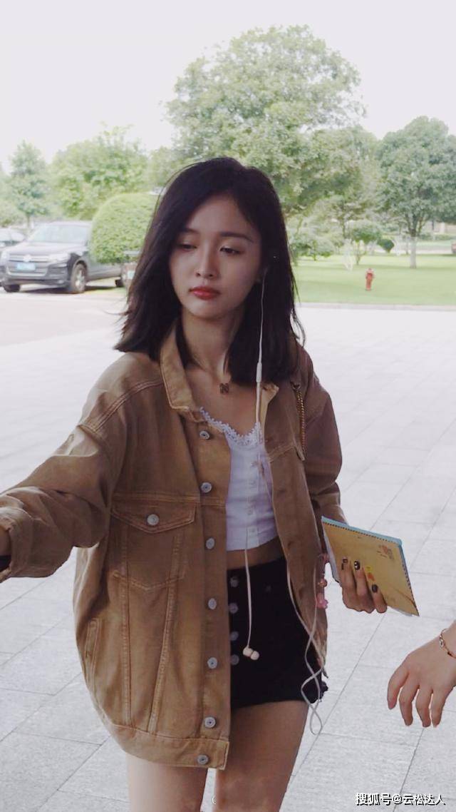 身材 吴宣仪机场犯困超可爱！吊带短裤穿搭显大长腿，海南腿精名副其实