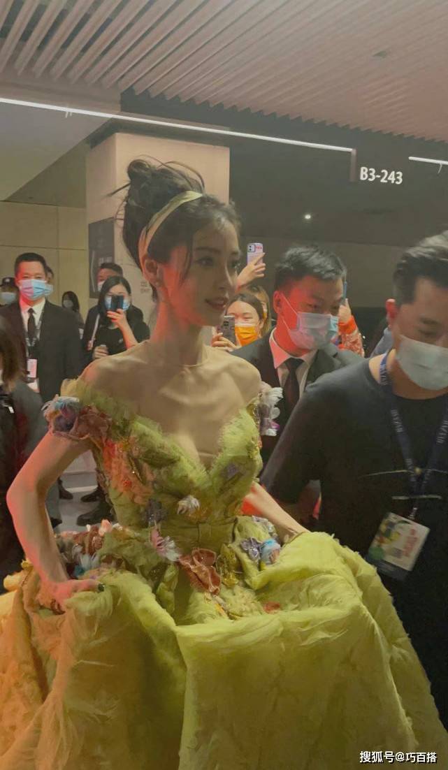 花朵 杨颖最近越来越会穿了，红毯美艳动人，私服低调温柔，真的好美
