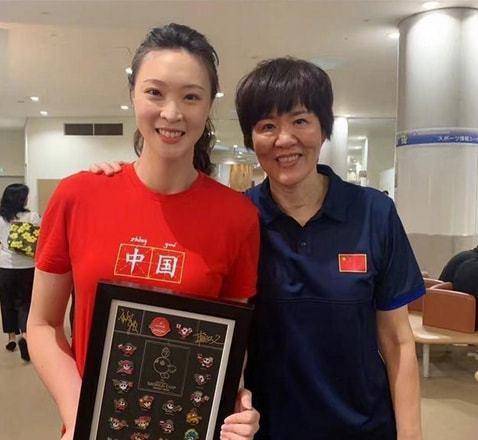 主教练|中国女排老队长出山，赖亚文加入教练组，助郎平剑指2024奥运会