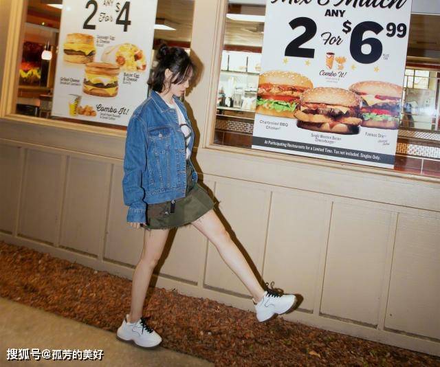 短裙 张靓颖35岁反而更精致,牛仔衣配短裙秀漫画腿,法式刘海嫩成少女