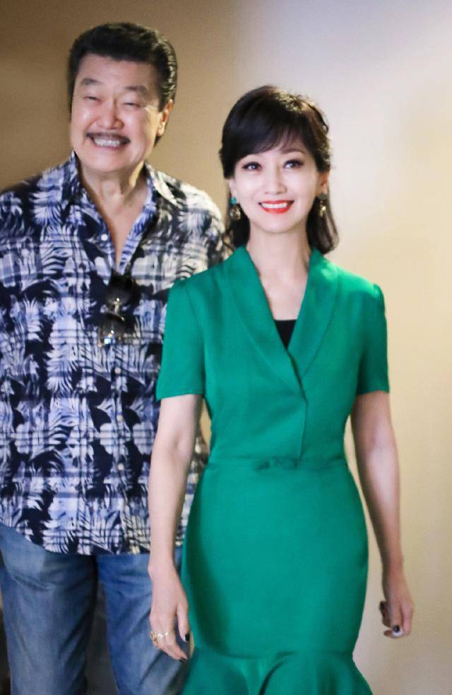 真显嫩 赵雅芝换了发型真显嫩，高扎马尾清爽活泼，甜美笑容好似明朗少女