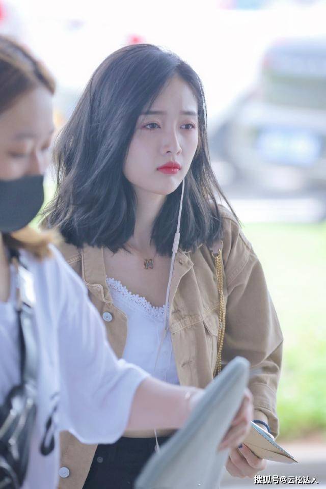 身材 吴宣仪机场犯困超可爱！吊带短裤穿搭显大长腿，海南腿精名副其实