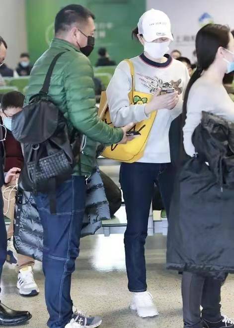 卫衣 44岁李小冉太显嫩！穿卫衣好身材藏不住，跟老公同框不像一辈人