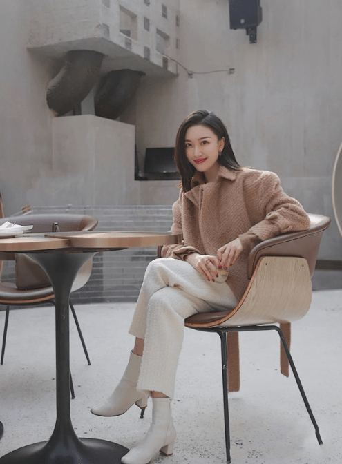 显得 短外套+长裤子才是秋冬最佳CP，小个子女生照着穿，显高又显瘦