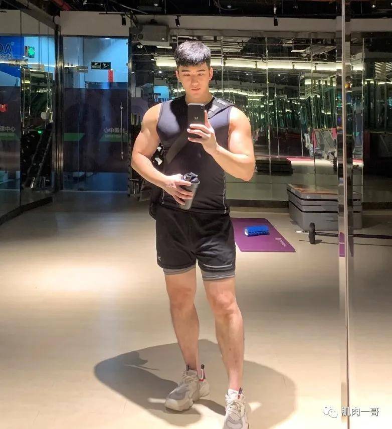 身材|94年翘臀男教练走红网络，网友直呼我可以