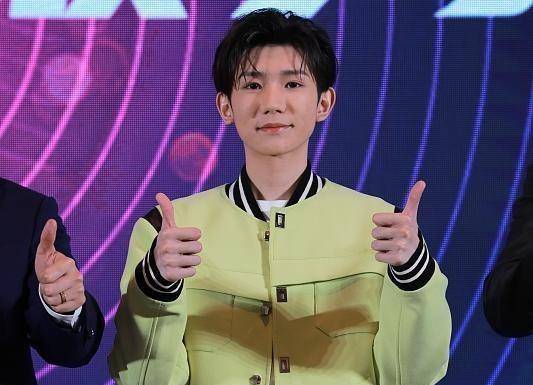 颜色 王源是真的长大了，就算穿幼稚酷炫的服装，生图也显得挺成熟