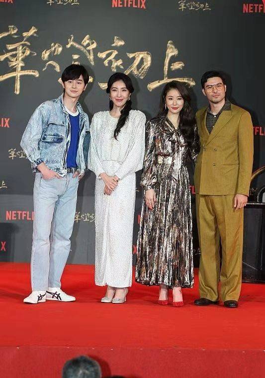 大气 林心如怎么变这样了！鎏金长裙穿出浓浓油腻感，一做大表情脸就垮