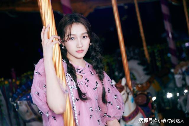 廓形 22岁关晓彤粉色罩衫配短裤，扎两条麻花辫元气满满，少女感很真实