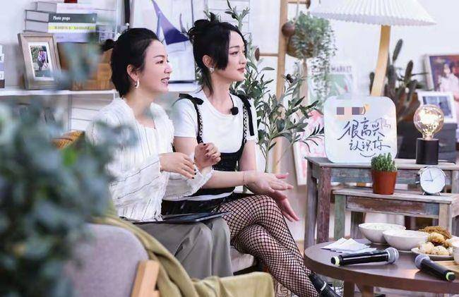 大城市 47岁周迅直播造型太前卫！穿皮裙渔网袜身材好，跷二郎腿姿势妩媚