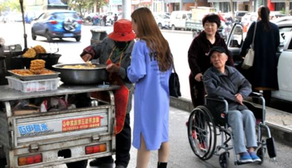 红薯|老人街头卖“传统”早餐，2元一个生意火爆，食客：就好这一口！