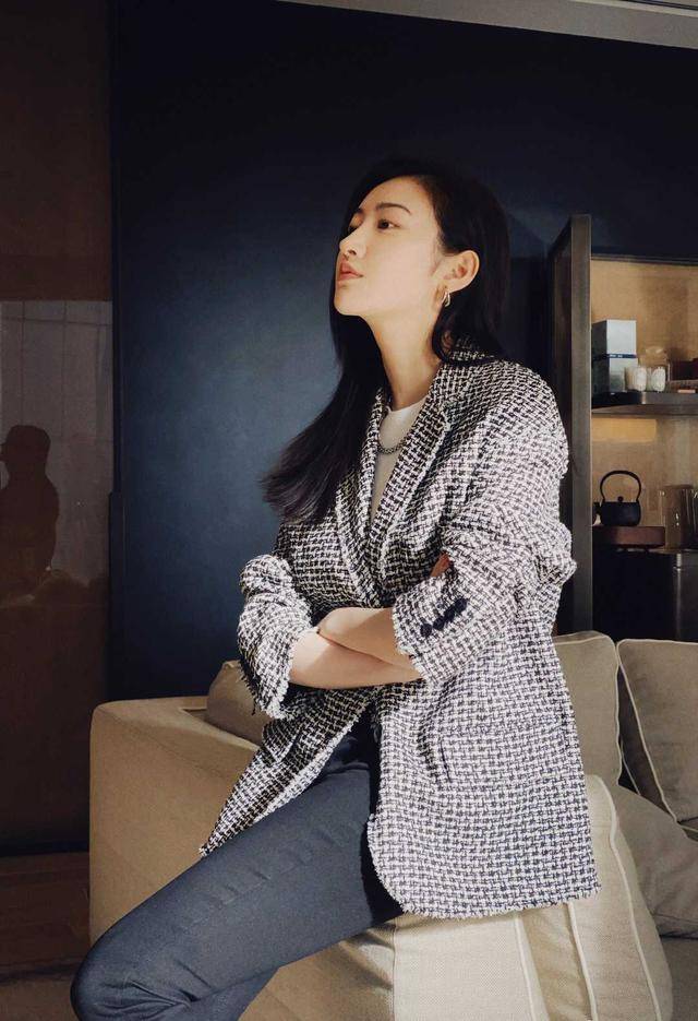 黑色 景甜真是越来越有气质感了，黑白西装配牛仔裤高级精致，干练帅气