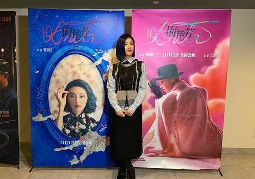 卫衣 杨千嬅久违走机场，穿卫衣配松糕鞋暴露身材短板，染皇家蓝像假发