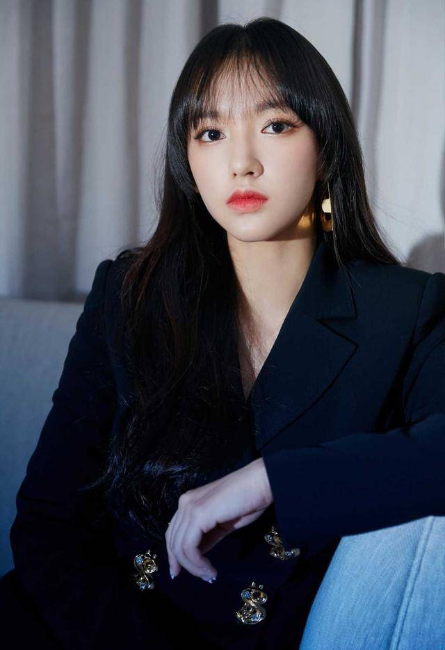 21岁程潇简直太a了!黑色西装霸气十足,脚踩长筒高跟鞋显高时髦_外套