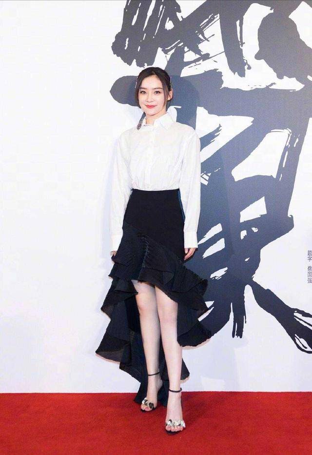 羽毛 袁姗姗真是个“时髦精”,白衬衫配半身裙干练利落,秀美腿好撩人
