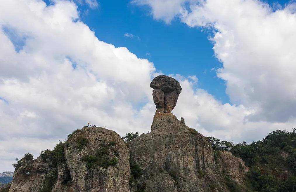 落款于巍峨五龙山下,近揽"温岭之象征,城市印象之源"——石夫人峰