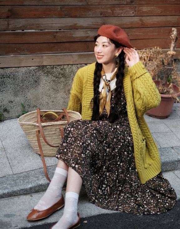 短袜 粉色羊羔毛外套+黑色针织裙+小白鞋