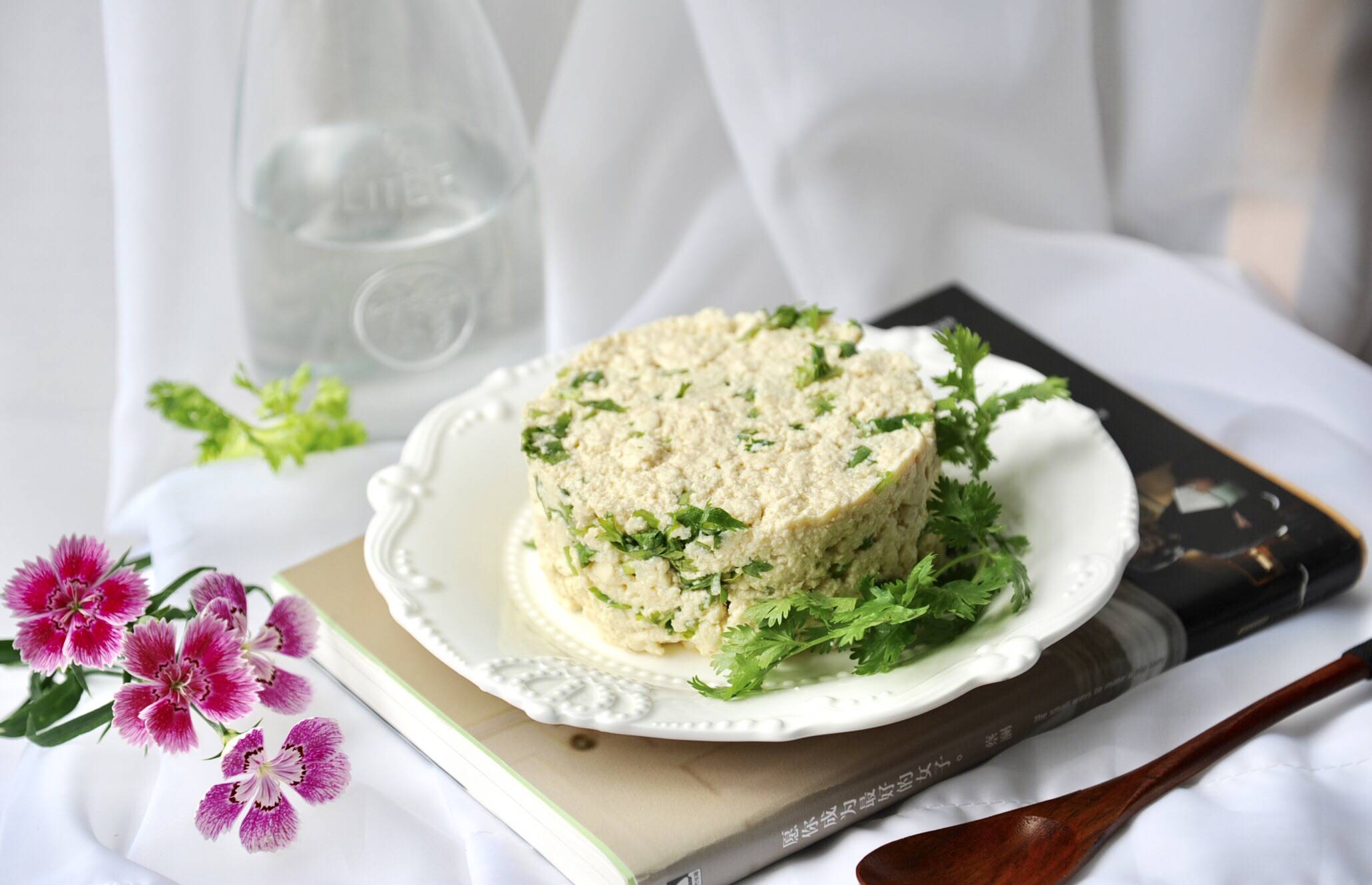 1块豆腐,1根香菜,简单拌一拌就上桌,经济实惠又美味