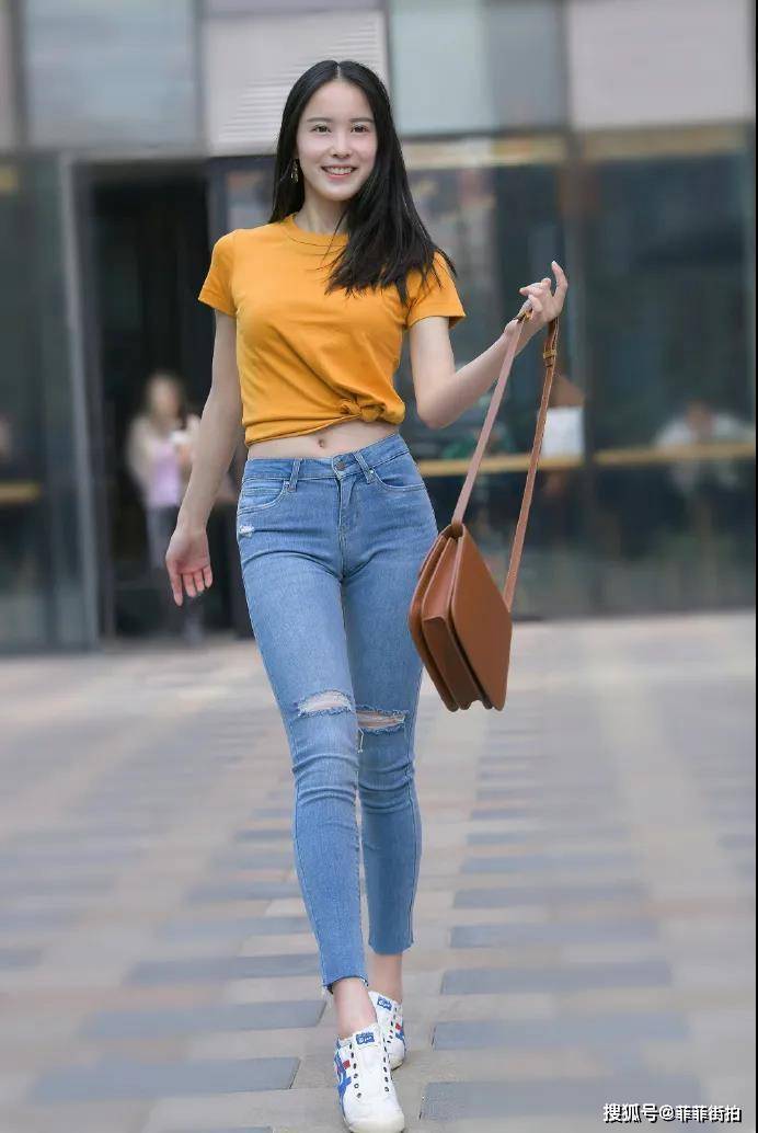 才会 蓝色牛仔搭配橘色上衣,好有时尚感的小姐姐