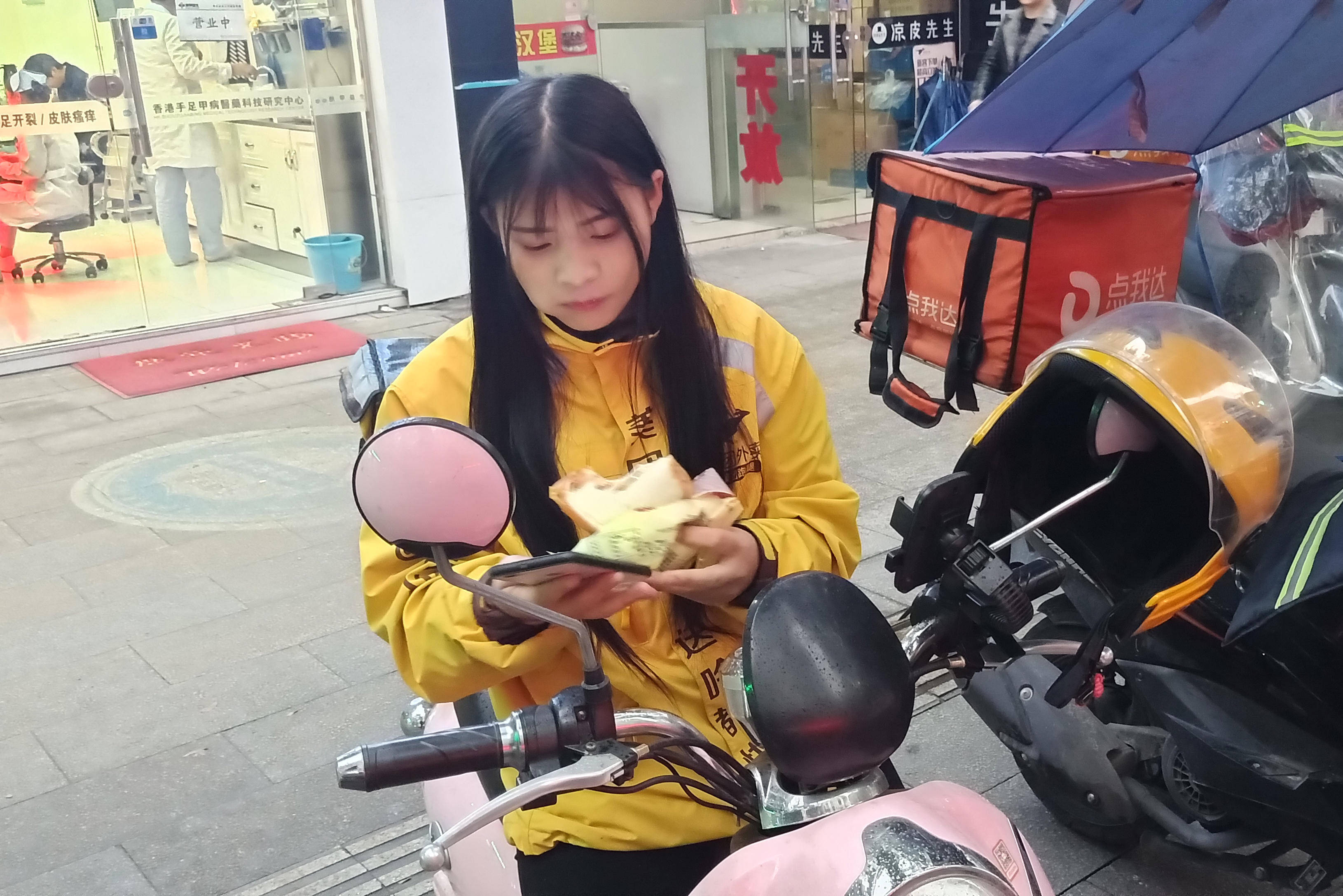 送外卖 遇到美女顾客求助,感觉好像被坑了