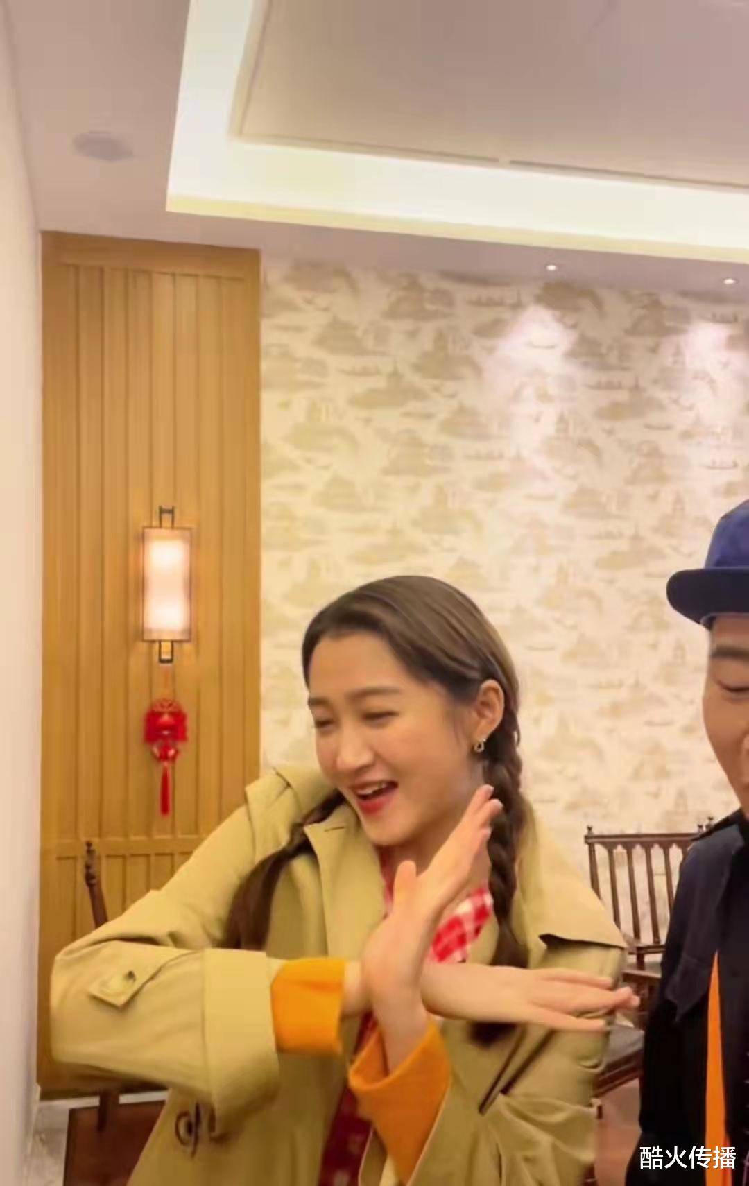 魔性|明星也是5G冲浪选手，关晓彤再次演唱“穷叉叉”，贾玲笑得真“魔性”