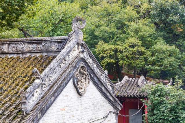 吉祥物|淮北旅游，在相山公园看到显通寺，香火好旺盛，还有年轻人