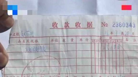 眼睛做完眼部抽脂，右眼睁不开，女子曝光，美容院：我啥都不知道