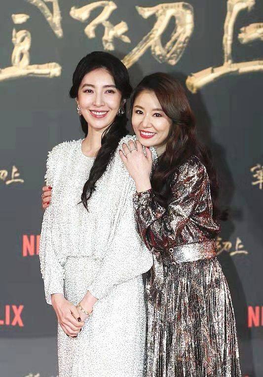 服装 林心如为新剧做宣传，搭配质感金属裙好酷，红唇卷发气质好