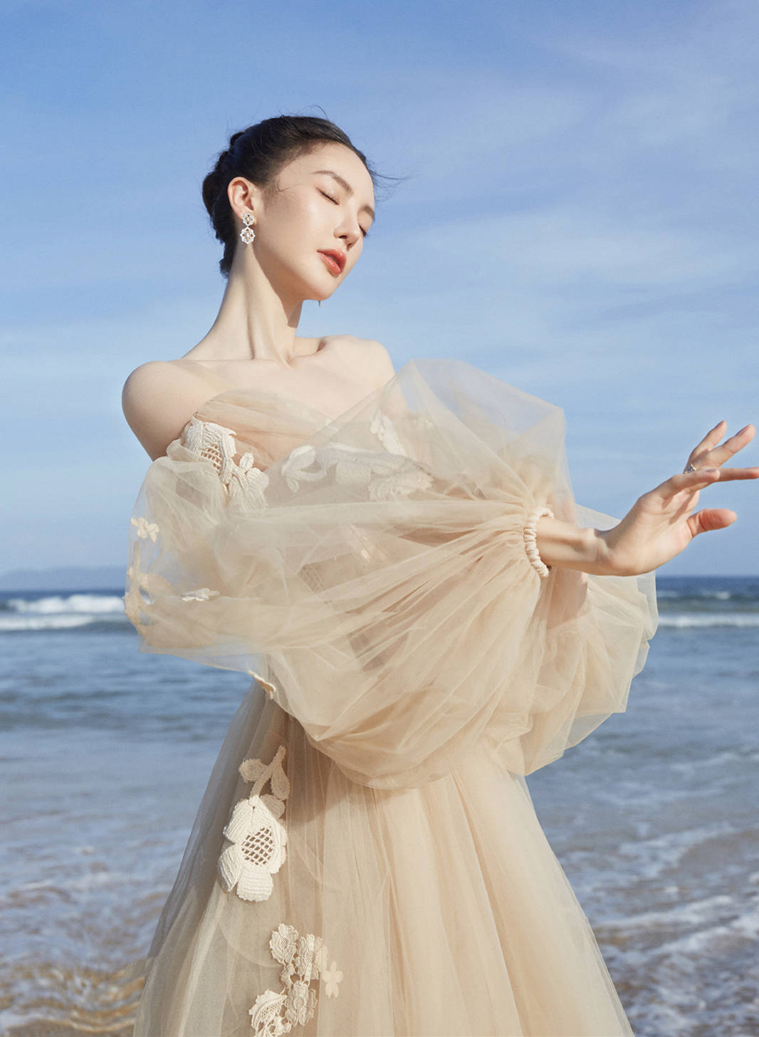 整体 金晨才是时尚界的Queen，三套抹胸高挑造型，诠释了美的定义