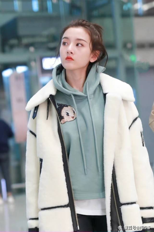 卫衣 宋祖儿机场穿搭好“奶”啊！清纯干净又漂亮，美得太与众不同了