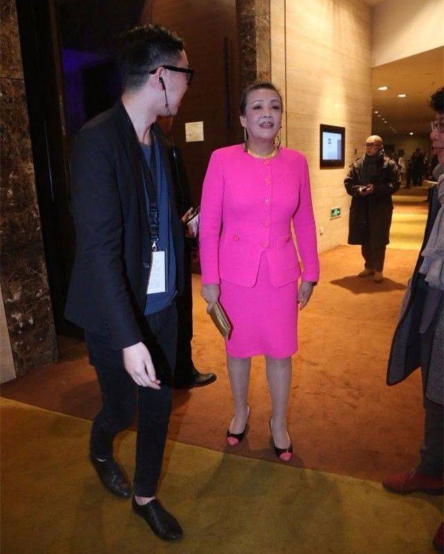 高跟 张兰是个潮奶奶,63岁穿大衣踩高跟短靴,比年轻人打扮的还时髦!