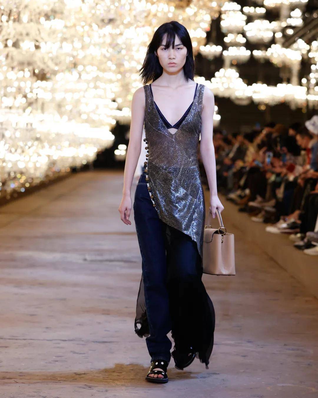 Vuitton 路易威登运1200盏华灯来上海办舞会,章子怡刘嘉玲舒淇全来了!