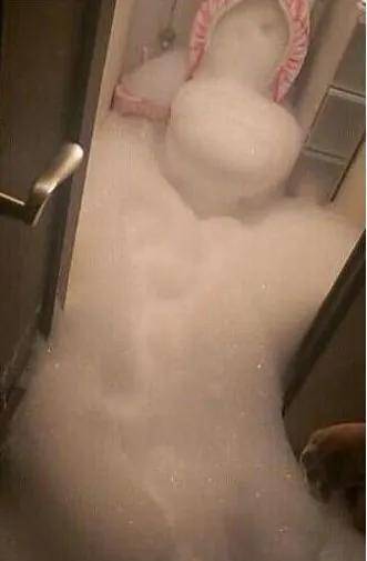 搞笑gif段子图片 一个女生和群大老爷们在一起玩什么 图片