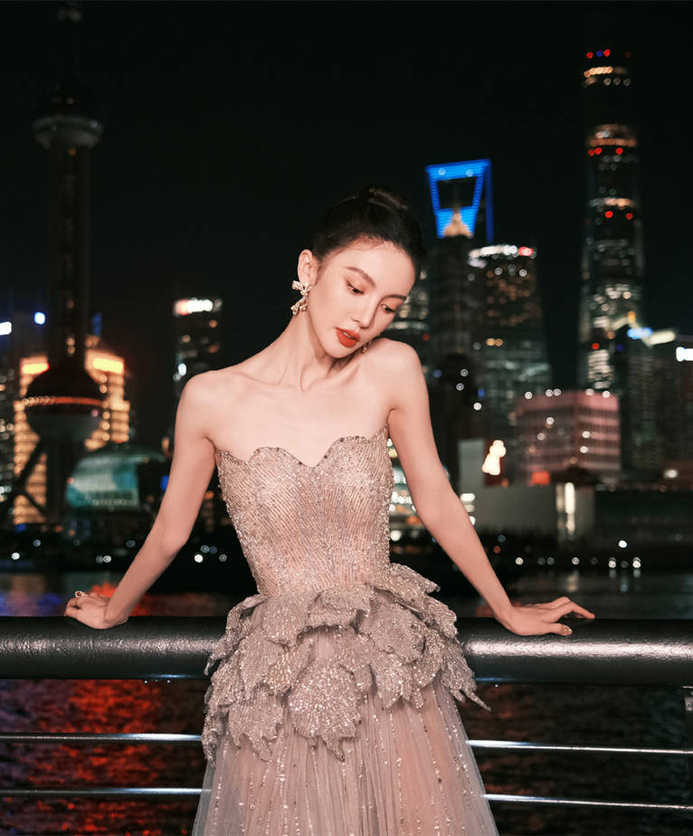 整体 金晨才是时尚界的Queen，三套抹胸高挑造型，诠释了美的定义