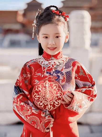 原创董璇晒女儿故宫萌照,5岁小酒窝一身古装翩翩起舞,宛如小格格
