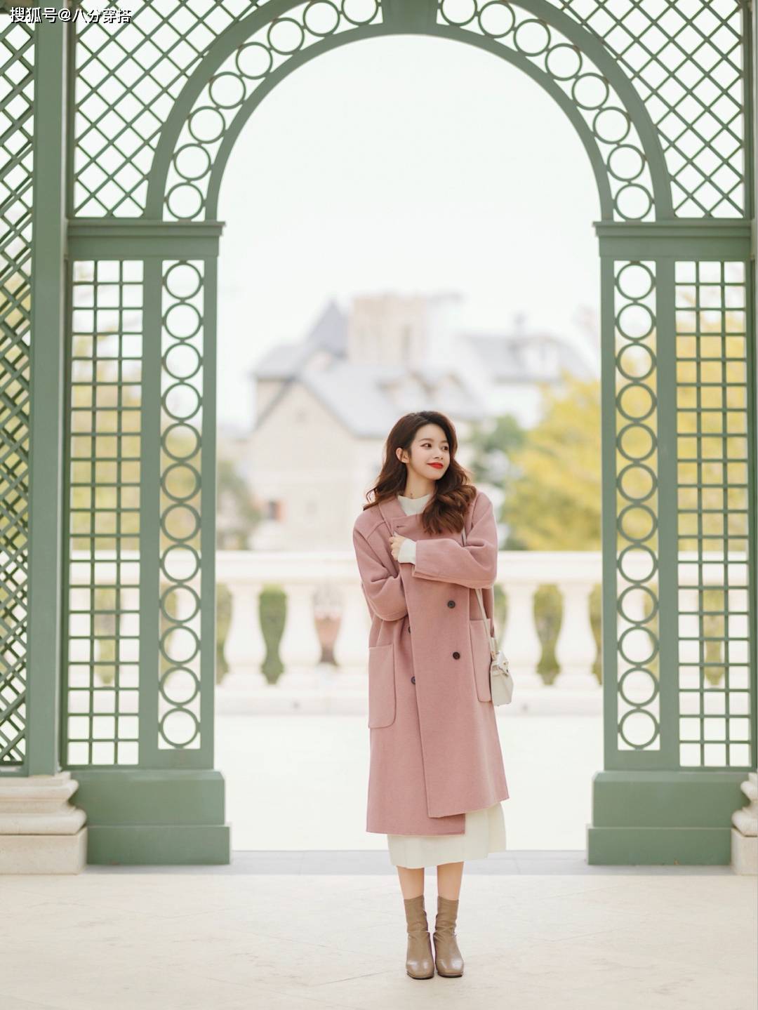 黑色 冬天穿大衣最好选这几个颜色，温柔显白不挑人，黑黄皮也能驾驭