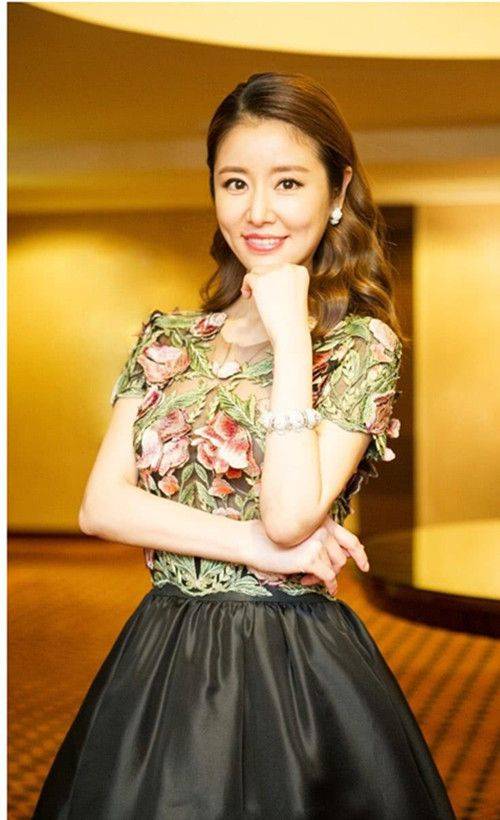 服装 林心如为新剧做宣传，搭配质感金属裙好酷，红唇卷发气质好