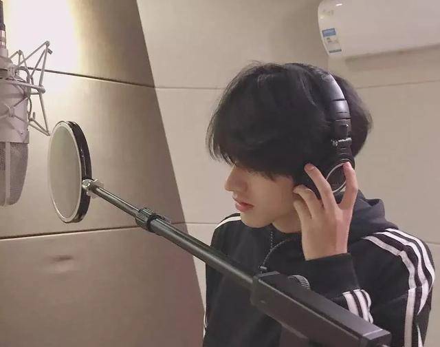 发型有刘海是“神颜”，失去刘海判若两人，这些明星被造型师坑的好惨