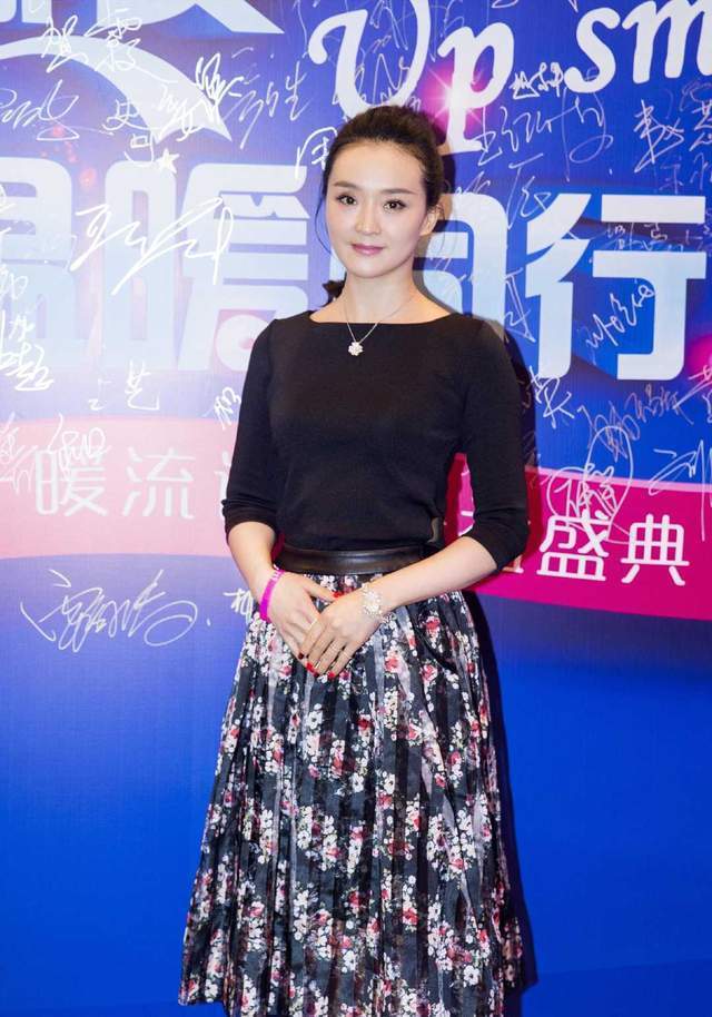 一身 “晴格格”王艳不像是74年的人，一身贵妇打扮走故宫，气质惊艳