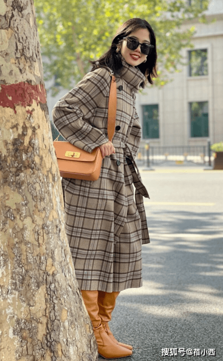 棕色 长筒靴不好搭配?那是你没遇到这4件上衣,这样穿上气场全开