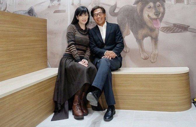 感觉周慧敏合影不怕露皱纹，大方出镜接受衰老的容颜，真实一点不装！